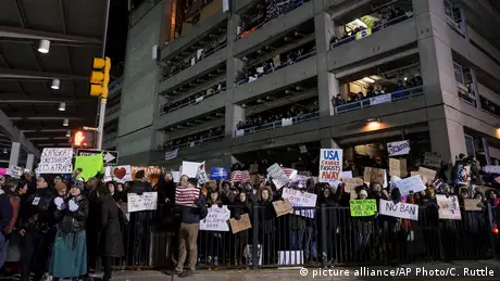 USA Tausende demonstrieren an US-Flughäfen gegen Trumps Einreisebann (picture alliance/AP Photo/C. Ruttle)