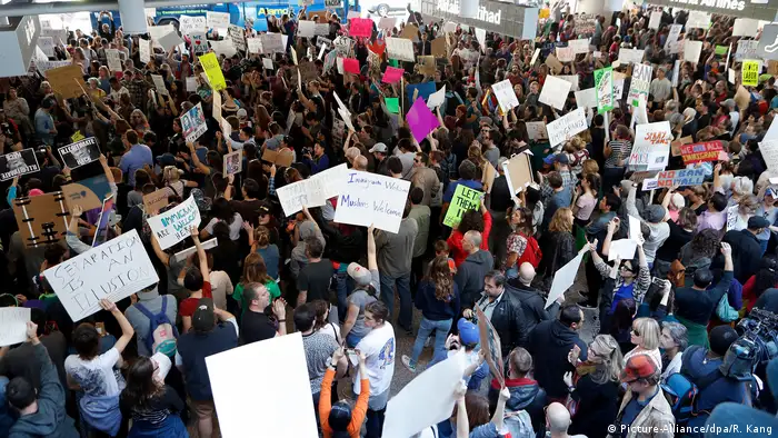 Amnistía Internacional convocó para hoy manifestaciones en varias ciudades del Reino Unido para protestar contra la política migratoria impuesta por el presidente de EE. UU., Donald Trump. Las manifestaciones empezarán a las 18.00 GMT ante la residencia oficial de Downing Street, en Londres, y en ciudades escocesas, galesas e inglesas. (30.01.2017)