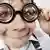 Junge mit lustiger dicker Brille (Foto: picture-alliance/Bildagentur-online/Y. Armyagov)