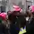 USA Michael Moore mit Pussyhat vor dem Protestmarsch der Frauen in Washington