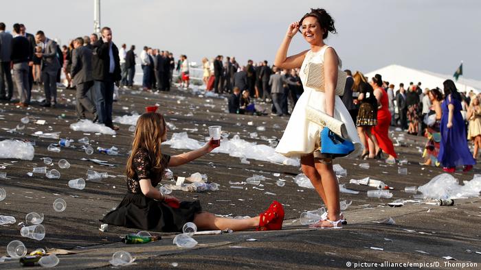 Women surrounded by used plastic cups (picture-alliance/empics/D. Thompson)