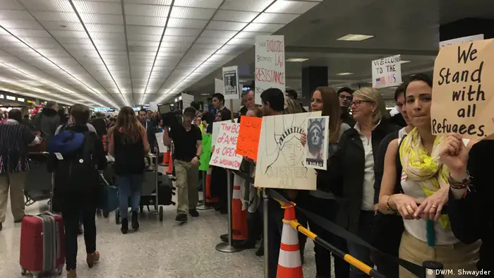 USA Washington - Proteste gegen Trumps Einreisestop am Dulles Airport