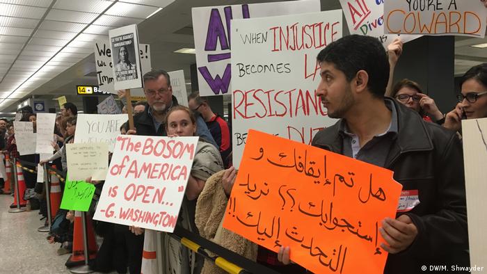 USA Washington - Proteste gegen Trumps Einreisestop am Dulles Airport (DW/M. Shwayder)