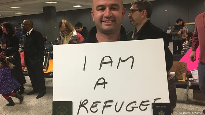 USA Washington - Proteste gegen Trumps Einreisestop am Dulles Airport (DW/M. Shwayder)