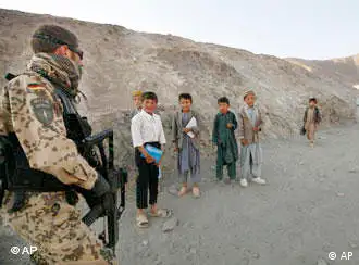 昆都士：德国士兵与阿富汗儿童