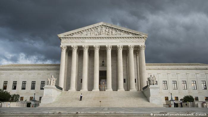 Хмари над будівлею Верховного суду США у Вашингтоні (фото з архіву)