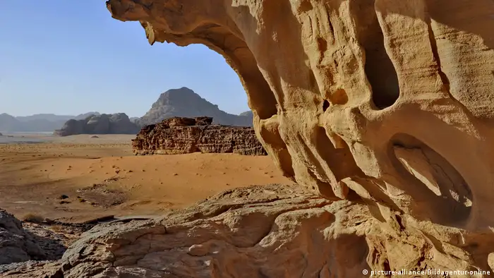 Jordan, wadi Rum reserve, the desert with rock formations (picture-alliance/Bildagentur-online)