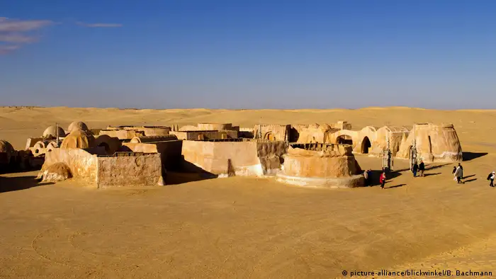 beruehmte Filmkulissen der Star Wars Reihe in der Sahara bei Tozeur, Famous movie set of Star Wars movies in Sahara Desert near Tozeur (picture-alliance/blickwinkel/B. Bachmann)