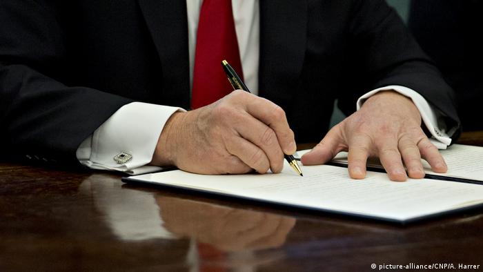 Präsident Trump unterschreibt Dekret im Oval Office Weißes Haus (picture-alliance/CNP/A. Harrer)