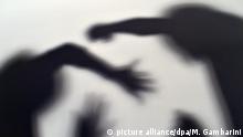 ARCHIV - ILLUSTRATION - Gestelltes Bild zum Thema häusliche Gewalt - Schatten sollen symbolisieren, wie eine Frau versucht, sich am 07.06.2016 in Berlin vor der Gewalt eines Mannes zu schützen. Am 22.11.2016 gibt Bundesfamilienministerin Schwesig in Berlin eine Pressekonferenz zur kriminalistischen Auswertung von Gewalt in Partnerschaften. +++(c) dpa - Bildfunk+++ | Verwendung weltweit