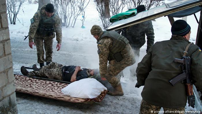Поранений український солдат в Авдіївці, 31 лютого 