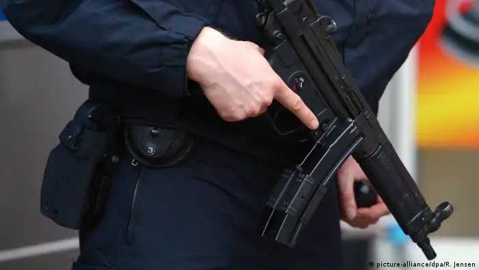 Deutschland Sachsen-Anhalt - SEK Beamter mit Waffe