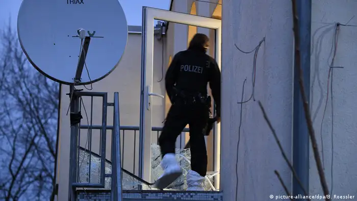 Unidades especiales de la policía alemana detuvieron a un ciudadano tunecino sospechoso de preparar un atentado y realizaron registros en más de 54 viviendas, locales y mezquitas. 01.02.2017