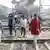 Indien Kalkutta - Arbeiter kreuzen Gleise einen Tag vor General Budget 2017