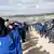 Policiais israelenses ao se prepararem para evacuação de Amona