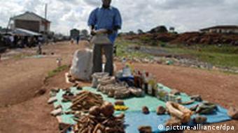 Medizinmann mit Apotheke in Nairobi (Quelle: DPA)