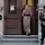 Eine Frau betritt das Straflandesgericht in Graz