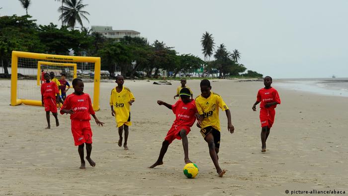Fußball spielende Kinder am Strand von Libreville. Foto: dpa-pa