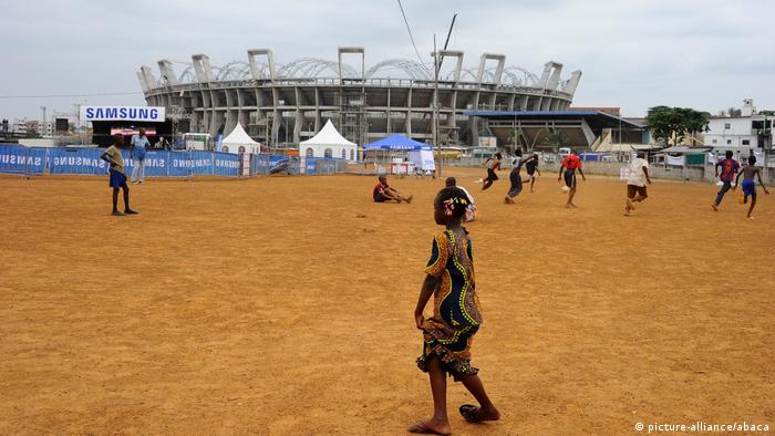 Hobbyfußballer vor dem Stadion in Libreville. Foto: dpa-pa
