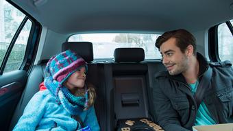 Lisa und Emma wollen Nico helfen und fahren ihn mit dem Auto in die Stadt.