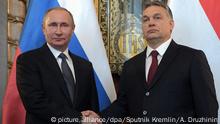 2.2.2017***Der russische Präsident Wladimir Putin (l) und der ungarische Ministerpräsident Viktor Orban reichen sich am 02.02.2017 in Budapest die Hände. Putin ist zu einem eintägigen Besuch in der ungarischen Hauptstadt eingetroffen. (zu dpa Putin zu Besuch in Budapest eingetroffen vom 02.02.2017) Foto: Alexei Druzhinin/POOL SPUTNIK KREMLIN/dpa +++(c) dpa - Bildfunk+++ |