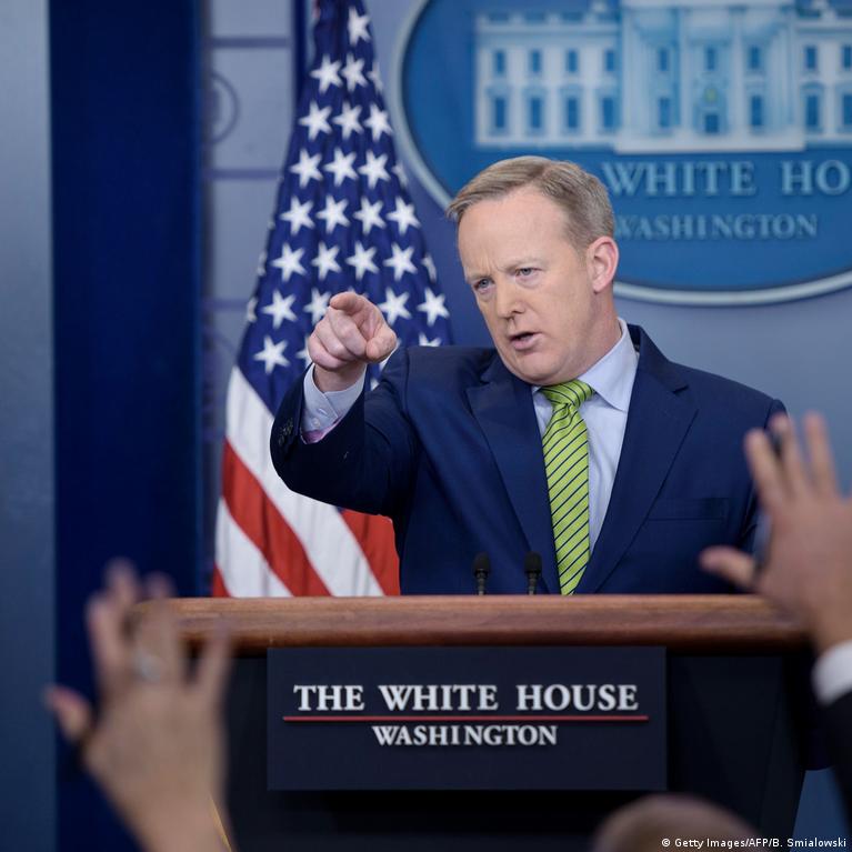 হোয়াইট হাউসের মুখপাত্রকে ফ্যাসিস্ট!