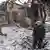 Ребенок у разрушенного дома в Авдеевке