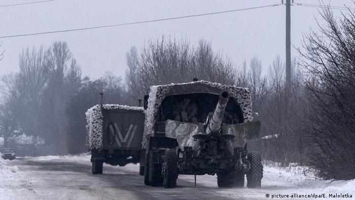 Ukraine Kämpfe in der Ostukraine in Awdijiwka | Lastwagen mit Haubitze