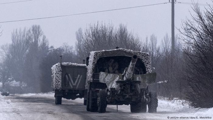Ukraine Kämpfe in der Ostukraine in Awdijiwka | Lastwagen mit Haubitze