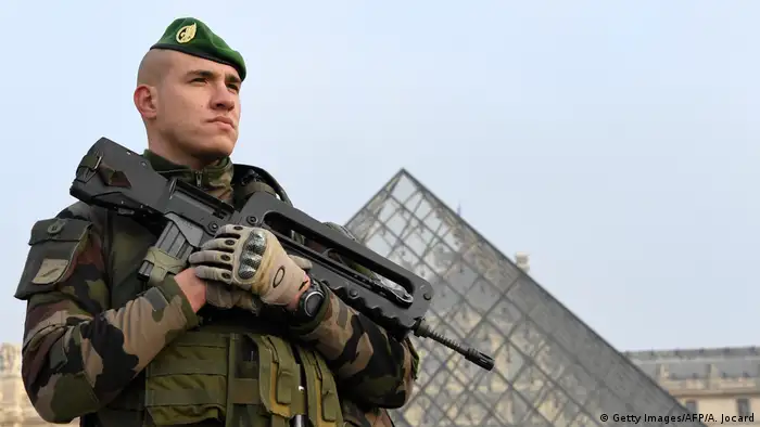 El atacante, detenido cuando quiso entrar con violencia al Museo Louvre es un egipcio que entró a Francia con un visa de turista el 26 de enero y compró en París los dos machetes con los que agredió a los soldados. 03.02.2017