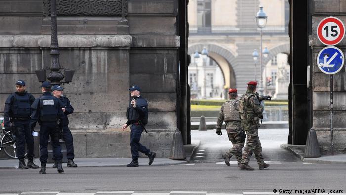 Поліцейські та військові поблизу Лувру, 3 лютого