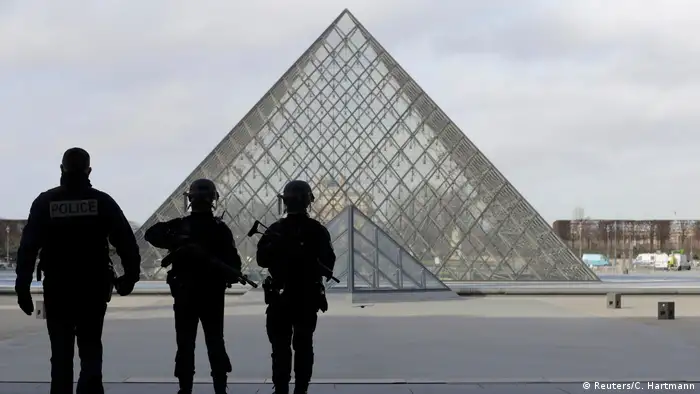 Las fuerzas de seguridad francesas detuvieron hoy a un segundo sospechoso tras un ataque de un hombre con un arma blanca contra agentes de seguridad en el Museo del Louvre de París. Un hombre se lanzó, al parecer, con un machete contra una patrulla militar al tiempo que gritaba Allahu akbar (Dios es grande, en árabe). La fiscalía ordenó una investigación por sospecha de terrorismo. (3.02.2017)