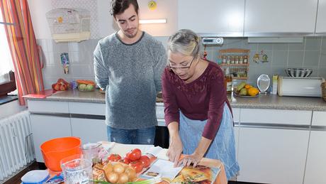 Inge a choisi une recette facile dans le livre de cuisine. Ce sera délicieux !