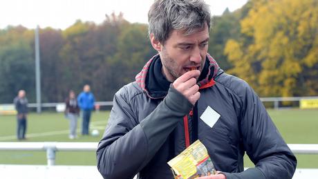 Yanis n'a pas l'air d'accorder beaucoup d'attention à ce qu'il mange.