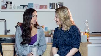 Selma se toma un café con Lisa y le cuenta de su vida en Siria.