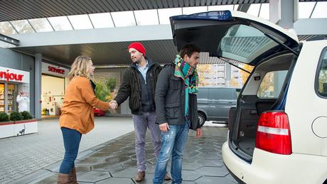 At the gas station, Nico thinks he recognizes the cab with his bag.