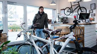 In Yaras Fahrradladen denkt Nico über die Zukunft nach.