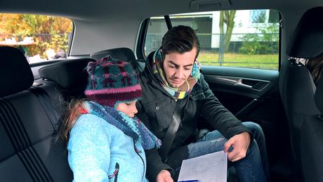 Back in the car, Emma uses the time to teach Nico how to count.