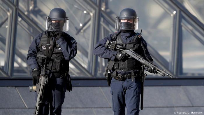 El Museo del Louvre fue evacuado luego de que un soldado disparara a un hombre que intentó atacarlo con un cuchillo al grito de Allahu Akbar (Alá es grande). El soldado sufrió heridas leves. El incidente se produjo alrededor de las 10:00 hs en el subsuelo del museo.