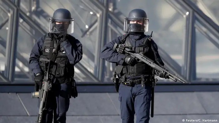 El Museo del Louvre fue evacuado luego de que un soldado disparara a un hombre que intentó atacarlo con un cuchillo al grito de Allahu Akbar (Alá es grande). El soldado sufrió heridas leves. El incidente se produjo alrededor de las 10:00 hs en el subsuelo del museo.