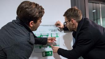 Max und Nico suchen den Raum, in dem Lisas Bewerbungsgespräch stattfindet.