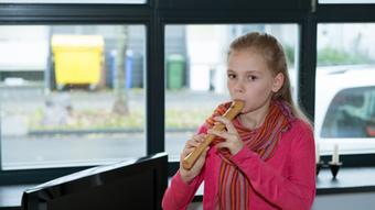 Für den Flötenunterricht in der Musikschule soll Emma jeden Tag üben.