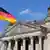 Bandeira da Alemanha diante do Reichstag, em Berlim