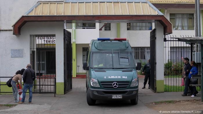 Foto de vehículo policial que transportó a Celestino Córdova tras su veredicto en el caso Luchsinger Mackay.