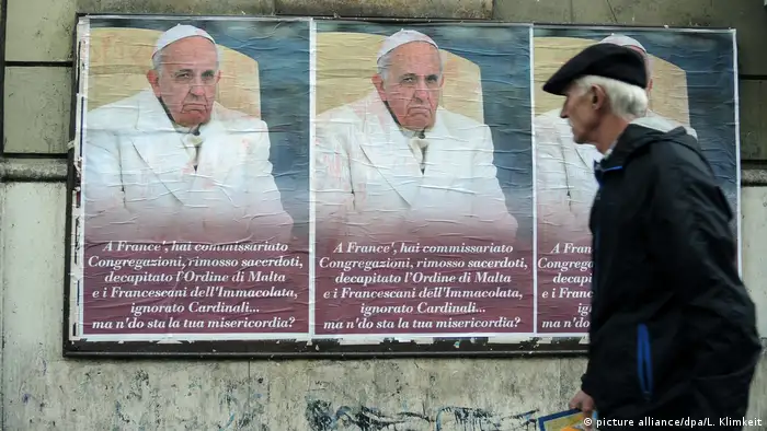 Vatikan Papstkritische Poster in Rom (picture alliance/dpa/L. Klimkeit)