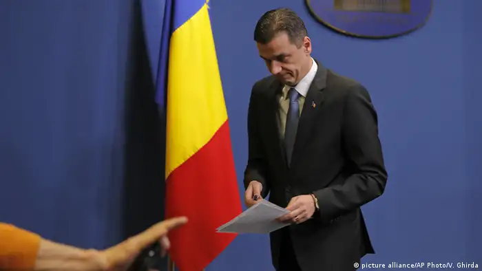Rumänien Regierung nimmt Korruptionsdekret zurück (picture alliance/AP Photo/V. Ghirda)