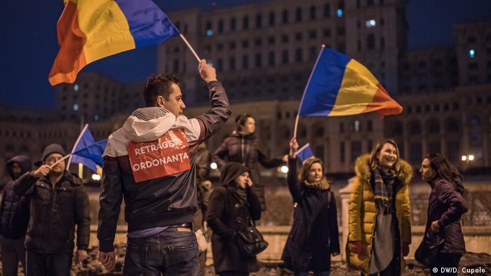 Rumänien Unmut über Korruption in Politik löst Massenproteste aus (DW/D. Cupolo )