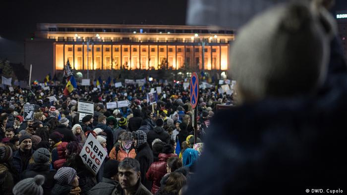 Rumänien Unmut über Korruption in Politik löst Massenproteste aus (DW/D. Cupolo )