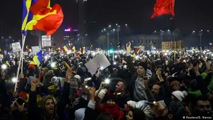 Rumänien Bukarest Massenproteste (Reuters/S. Nenov)