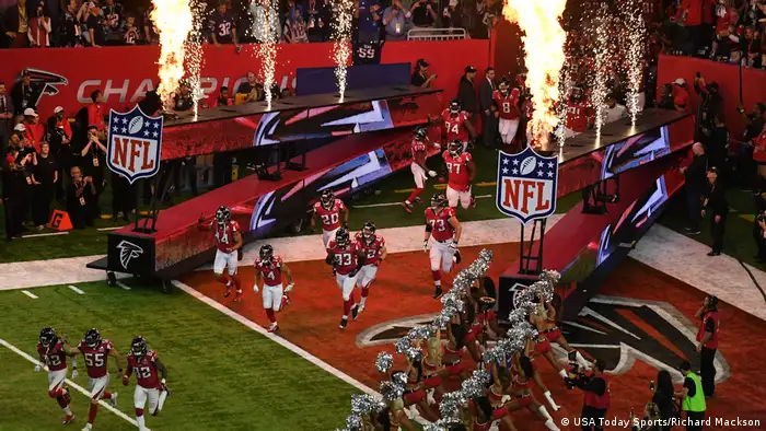 71.000 Zuschauer geraten ein erstes Mal völlig aus dem Häuschen: Die Teams der New England Patriots und der Atlanta Falcons betreten unter tosendem Jubel den Rasen im Houstoner NRG Stadium - mit dem üblichen Pomp drumherum. Mehr Feuer haben zu Beginn die Falcons...